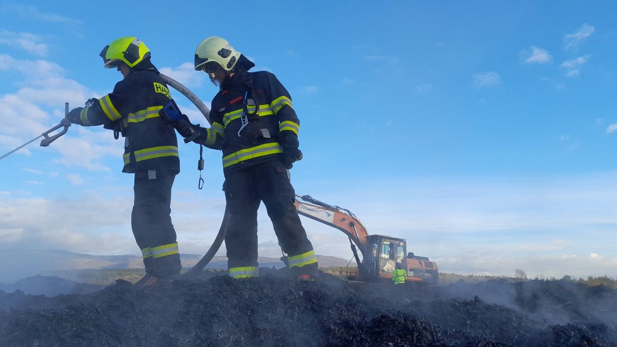 Hasiči po čtyřiadvaceti hodinách zlikvidovali požár štěpky na skládce u Litvínova